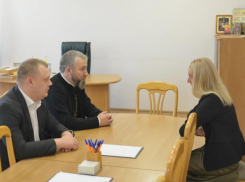 Депутаты Воронежской гордумы обсудили духовное воспитание молодежи с настоятелем храма