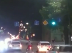 Смачный шлепок мотоциклиста на глазах у скорой попал на видео в Воронеже