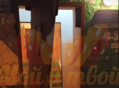 Воронежский халк, «выломавший» дверь в подъезд, попал на видео 