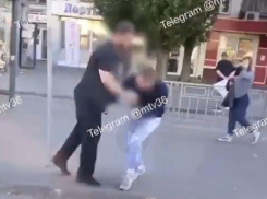 Жёсткая драка водителя и пассажира маршрутки №16 попала на видео в Воронеже