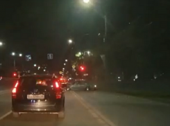 Удар в столб и оборот на 360°: последствия лихачества на воронежской выделенке сняли на видео 