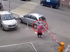 Шлагбаум атаковал бабушку на парковке в Воронеже