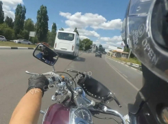 Байкер показал от 1-го лица отношение к пешеходам на воронежской дороге