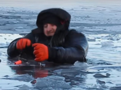 Воронежские спасатели сняли на видео спасение человека, провалившегося под лед