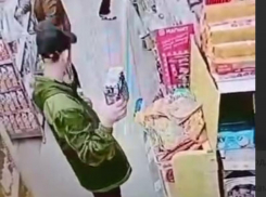 Вор шоколадок в «особо крупном размере» попал на видео в Воронеже