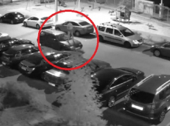 Танец раздетого мужчины на капоте машины сняла камера наблюдения в Воронеже