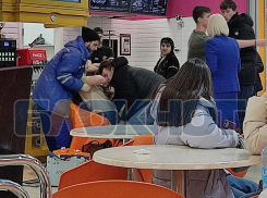 «Все нависли над телом»: воронежцы столпились перед потерявшей сознание девушкой в «ГЧ»