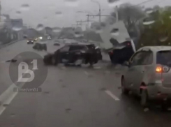 Опубликовано видео столкновения трёх машин на Чернавском мосту в Воронеже