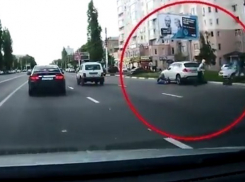 Жестокое нападение на хозяйку дорогой иномарки в центре Воронежа попало на видео