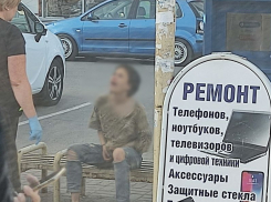 «То ли ломка, то ли шиза»: воронежцы сообщили о неадекватном поведении девушки на остановке