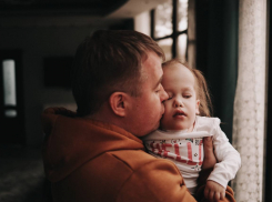 «Я рядом»: трогательную фотосессию пап и детей со сложной судьбой опубликовали в Воронеже