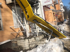 Вывескопад: следом за барбершопом в Воронеже рухнула вывеска «Яндекс.Маркета»