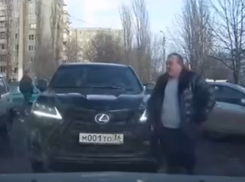 «Я тебе морду поломаю», – водитель Lexus и таксист ополчились на храброго дорожного учителя в Воронеже