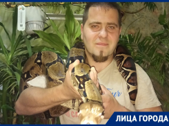 Чертова дюжина пауков и пара гигантских змей: об укусе двухметрового питона рассказал воронежец