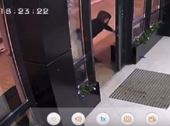 Жёсткое выламывание входной двери попало на видео в крупном воронежском ЖК 