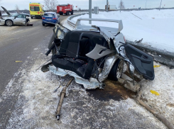 Машину разорвало на две части: последствия жёсткого ДТП показали под Воронежем