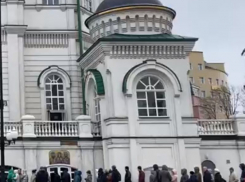 Верующие выстроились в громадную очередь к Поясу Богородицы в Воронеже