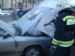 В Воронеже в Ленинском районе загорелась иномарка