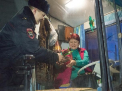 Полицейские напугали цветами водителей воронежских троллейбусов