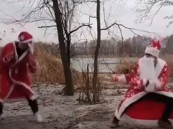 Близнецы Деды Морозы зажигательно поздравили воронежцев