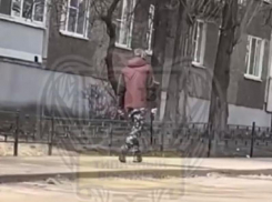 Разгуливающего с оружием в руках мужчину в камуфляже сняли на видео в Воронеже