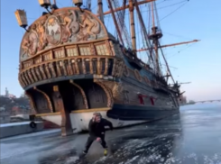 Чарующее катание на коньках возле “Гото Предестинации” сняли на видео в Воронеже