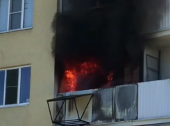 Опубликовано видео горящего балкона в 16-этажном доме в Воронеже 