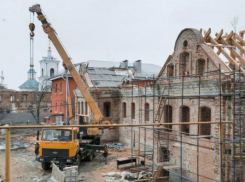 Приоритет домам: капремонт бюджетных организаций попал под секвестр, а на простые многоэтажки дали больше денег