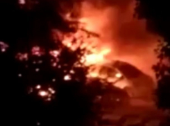 Массовое горение иномарок сняли ночью на видео в Воронеже