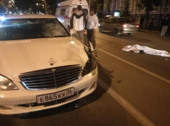 Mercedes с блатными номерами насмерть сбил женщину в центре Воронежа