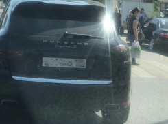 Porsche Cayenne стеснительного водителя сняли в Воронеже