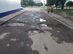 Воронежцы не могут выехать из двора на Хользунова из-за гигантских ям на дороге
