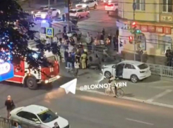 Появилось видео с места жесткого ДТП с перевёртышем на перекрёстке в центре Воронежа