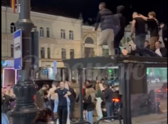 Массовый отрыв молодежи на крыше автобусной остановки показали в Воронеже 
