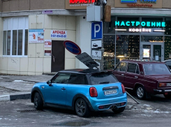 Дорожный знак наказал Mini Cooper за спорную парковку в центре Воронежа