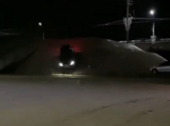 В нелепую ситуацию попал автомобилист на мосту в Воронеже 