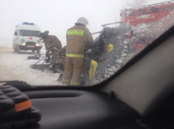 В результате столкновения «Renault» с двумя грузовиками погибли трое