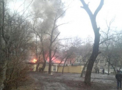На улице Матросова в Воронеже сгорел торговый павильон