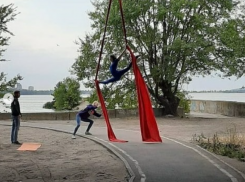 В экстремальном шпагате раскинулась девушка под мостом в Воронеже