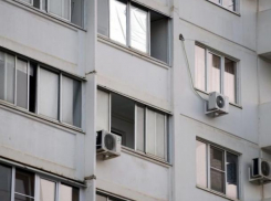 В квартире выпавшей из окна 17 этажа девушки нашли труп