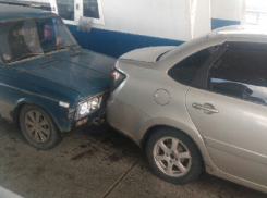 Водитель ВАЗа, пытавшийся проехать бесплатно на терминале оплаты трассы М-4 «Дон» под Воронежем, протаранил «Ладу» 