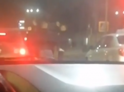 Воронежцы устроили отвязанную дискотеку у авто в заторе