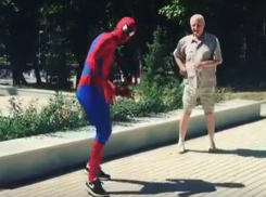 Зажигательный танец Человека-паука с воронежским пенсионером попал на видео