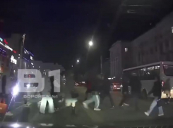 Все за одного: глупый поступок воронежцев попал на видео