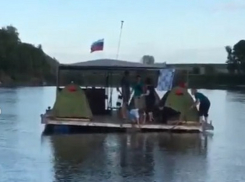 Тусовку на элитном плоту устроили социофобы на воронежской реке 