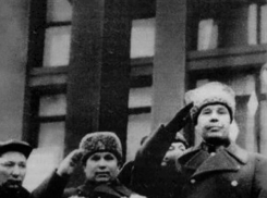 Легендарный военный парад на фоне нападения Гитлера 83 года назад прошел в Воронеже