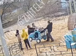 Им вообще плевать: беспорядочное шатание машинки попало на видео в Воронеже