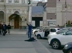 Кавказские танцы с раздеванием устроил мужчина в центре Воронежа 