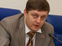 Депутат Госдумы Олег Пахолков обратился с заявлением о возбуждении уголовного дела в отношении Алексея Навального