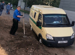 Машина инкассаторов ушла в бездну воронежской дороги 